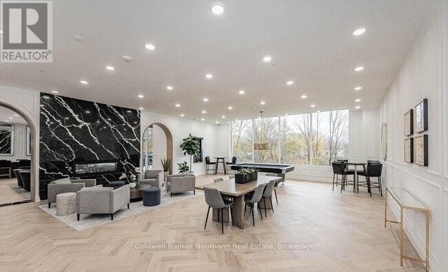 Photo - 71 Wyndham St S Unit 907