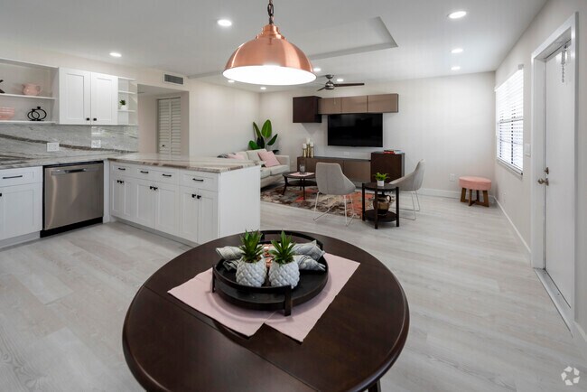 Building Photo - 3049 Lincoln C Rental