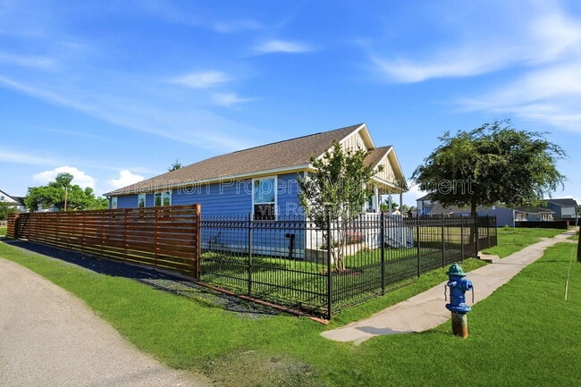 Photo - 605 Dumble St