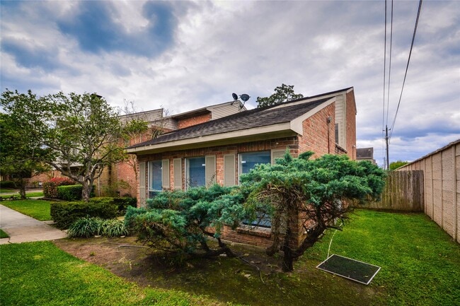 Building Photo - 9262 Westwood Village Dr