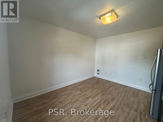 Photo - 3110 Lake Shore Blvd W