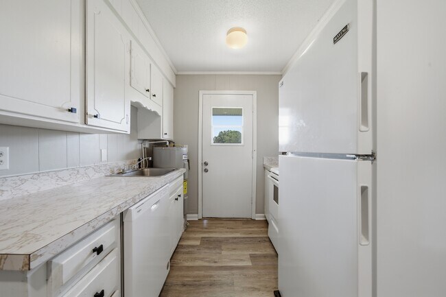 Photo - Lakeside Manor Apartments