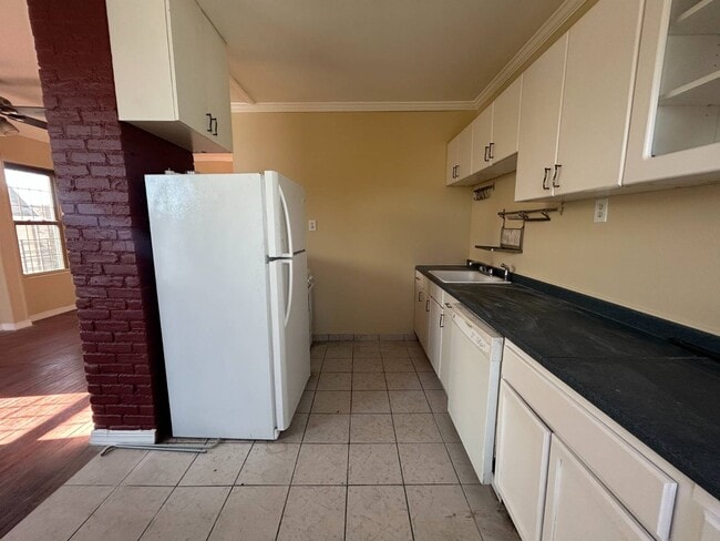 Photo - 1466 Commonwealth Ave