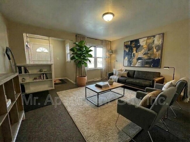 Building Photo - 168 Moore Ave S Unit Main Level