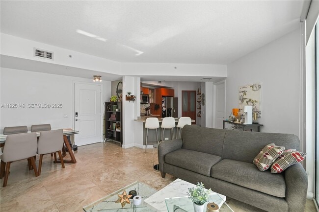 Photo - 480 NE 30th St Unidad 703