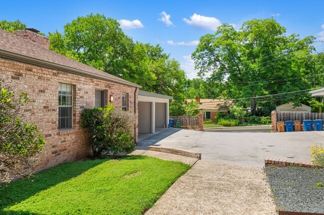 Photo - TARRY TOWN DUPLEX - 3BD/2BA - AWESOME REMODEL - W/D - GAS COOKING - BIG PATIO - $3400