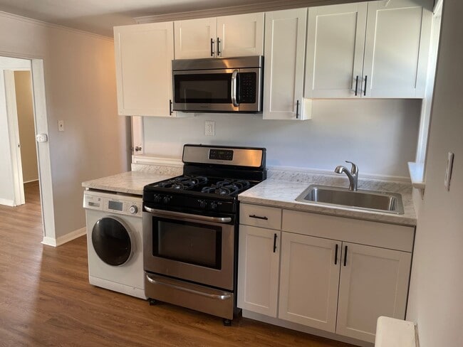 Building Photo - Aston 2 bed 1 bath apartment Unit APT3