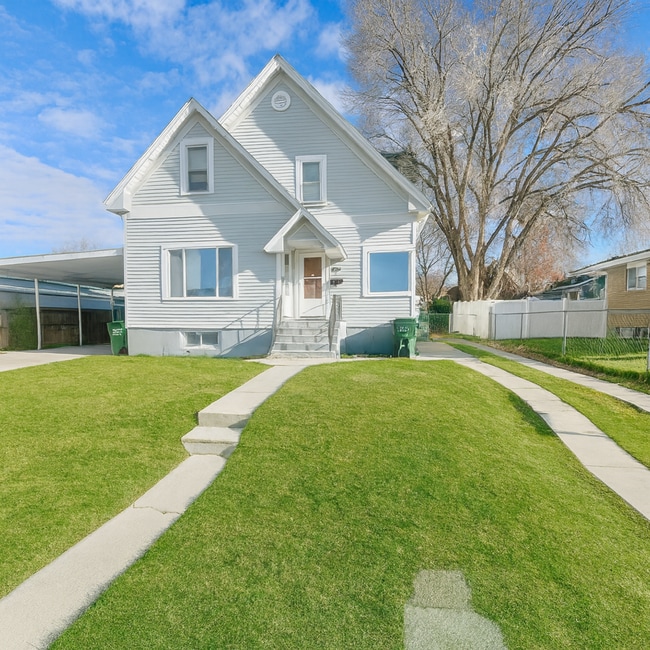 Building Photo - 424 N 13th Ave Unit 424 N 13th B