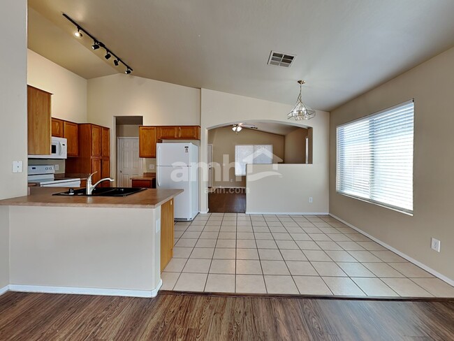 Photo - 16660 W Cottonwood St