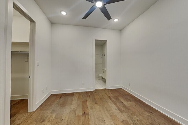 112 E Oscar Dr