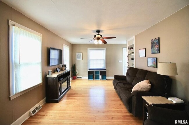 Photo - Beautiful 2 bed 1 bathroom home in Rock Island!