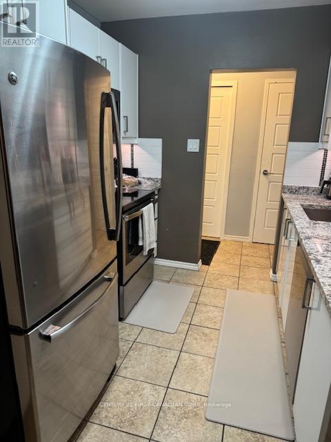 Photo - 675 Wonderland Rd S Unité 8