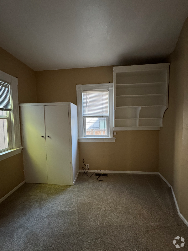 Building Photo - 1008 E Republican St Unit 1 Rental