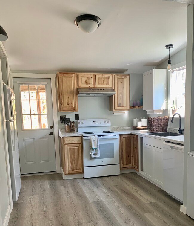 Photo - 1105 Rockway St