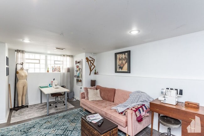 Photo - 2005 W Race Ave