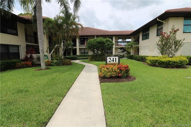 Building Photo - 241 SW South River Dr Unit 106 Rental