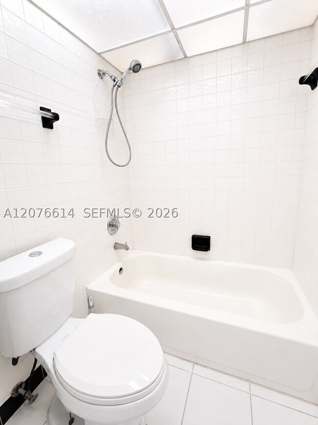 Photo - 3660 Inverrary Dr Unit 1R