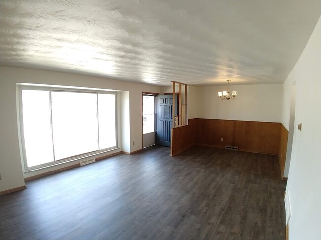 Sala de estar - 2766 E Euclid Ave