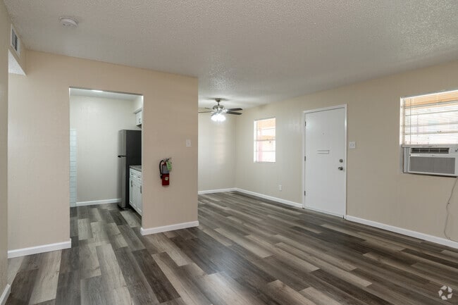2BR, 1BA - 900SF