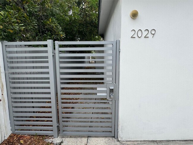 Building Photo - 2029 Pierce St Unit 3