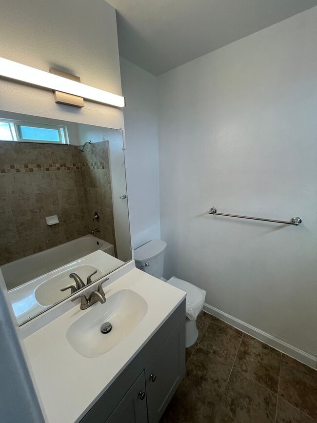 Photo - 66 E McFarlane Dr Unidad Upstairs