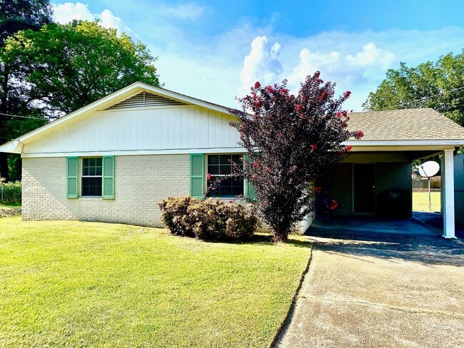 Immaculate 3 Bedroom 1.5 Bath - Immaculate 3 Bedroom 1.5 Bath Casa