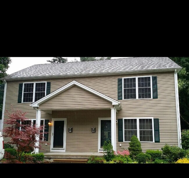 Beautiful two bedroom apartment with hardwood floors. Nice large backyard with a shed for kayaks - 49 Home Pl Unidad 49 B Home Place
