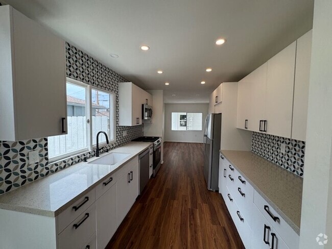 Building Photo - Recently Renovated 2 Bed / 2 Bath Apartmen... Rental