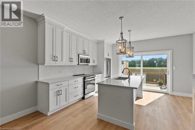 Photo - 744 Nelson St W