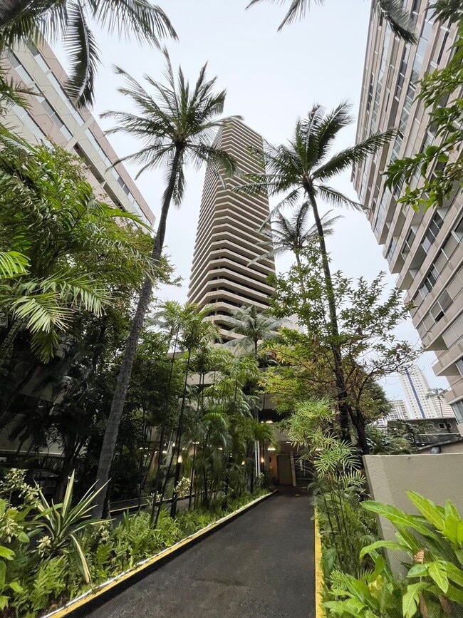 Building Photo - Studio Unit with 1 parking available INCLU... Rental