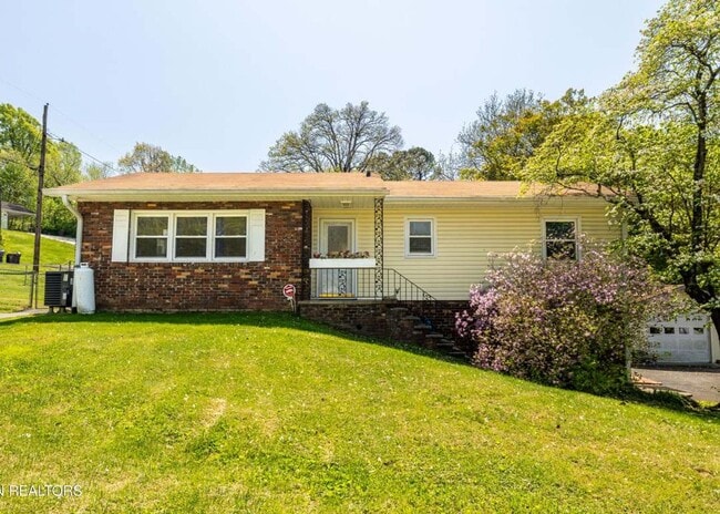 Building Photo - Knoxville 37921 - 3 bedroom, 1 Bath Upstairs Unit, - Contact Troy Adams (865) 233-6949