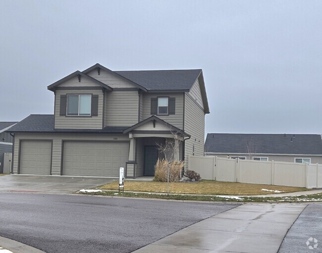 Building Photo - Spacious Newer Home w/ 3 Car Garage