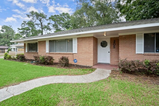 Building Photo - 205 Taft Ave