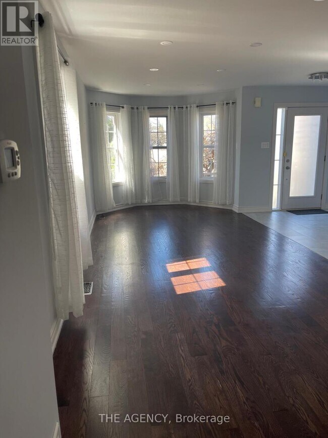 Photo - 9031 Yonge St