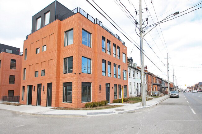 Photo - 131 Wellington St N