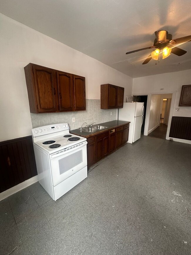 Photo - 927 W Poplar St