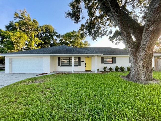 Building Photo - HUGE 4 Bedroom/3bath Home with Pool and Lawn Care INCLUDED!