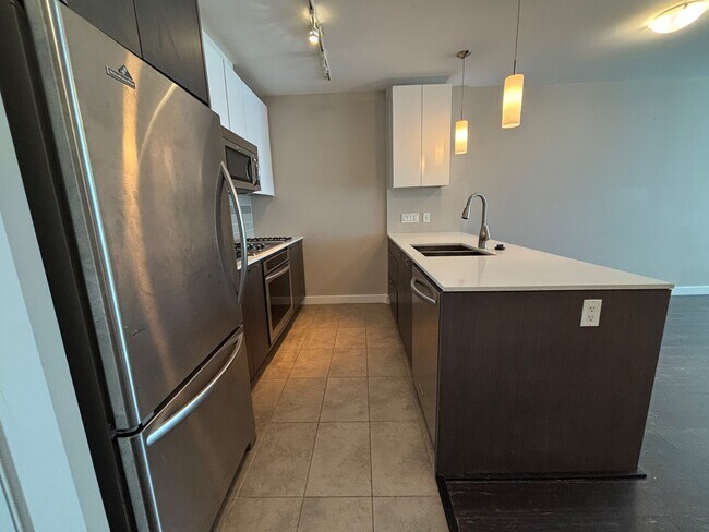 Photo - 5021-5511 Hollybridge Way Unit 5021