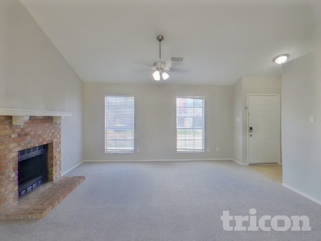 Photo - 3913 Big Leaf Ln