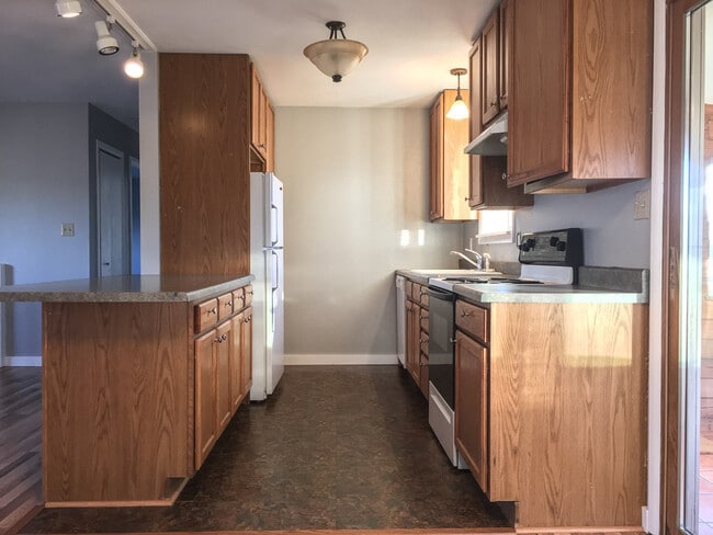 Kitchen - 901 Montana St