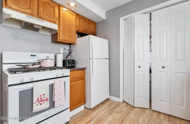 Photo - 115 Woodlawn Ave Unit 2