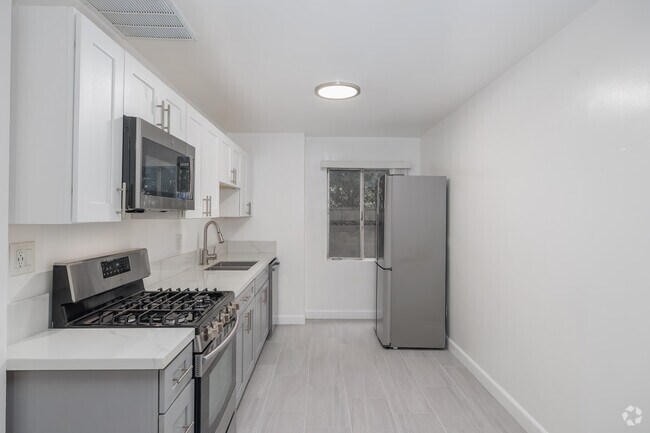2BR, 1BA - 775SF - Kitchen