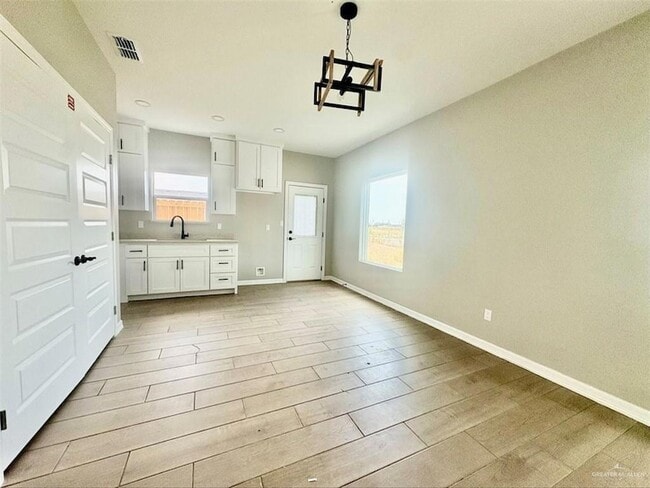 Photo - 913 E 13th St Unit 1