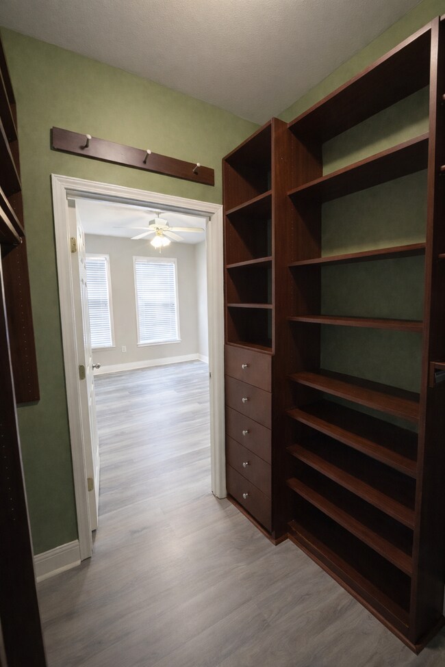 Building Photo - 4107 Stratford Commons Unit 4107