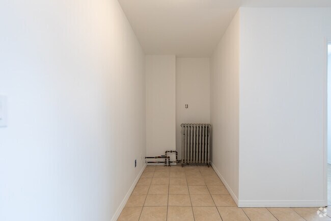 1BR, 1BA - 600SF - Living Room