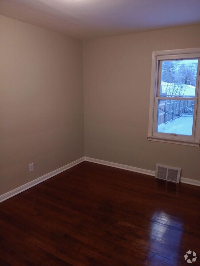 Building Photo - Newly remodeled 2 bedroom house with basem...