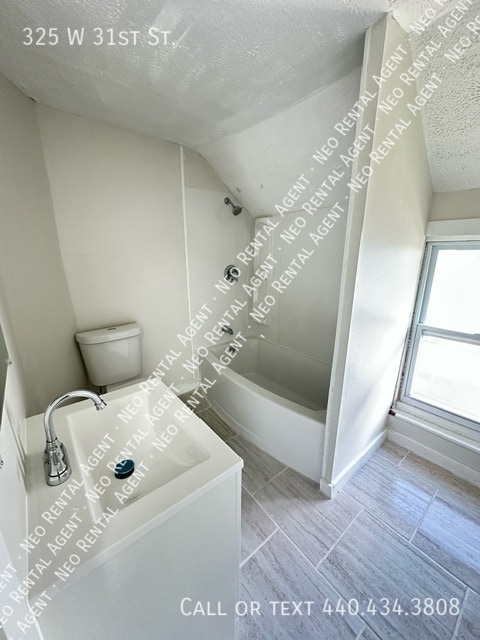 Photo - 325 W 31st St