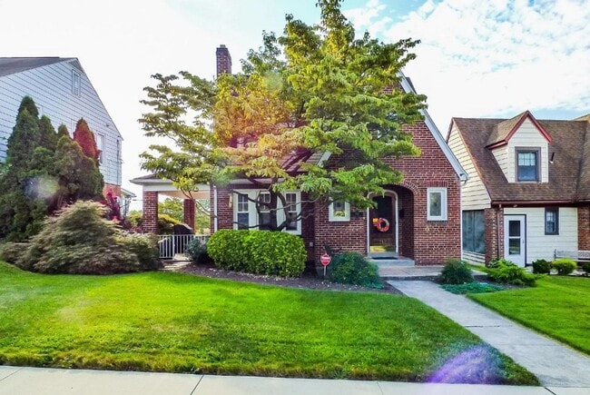 Building Photo - Coming Soon- Charming 3 Bedroom, 2.5 Bath ... Rental