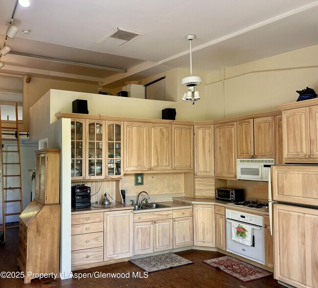 Photo - 410 N Mill St