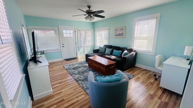 Photo - 402 Maple Dr